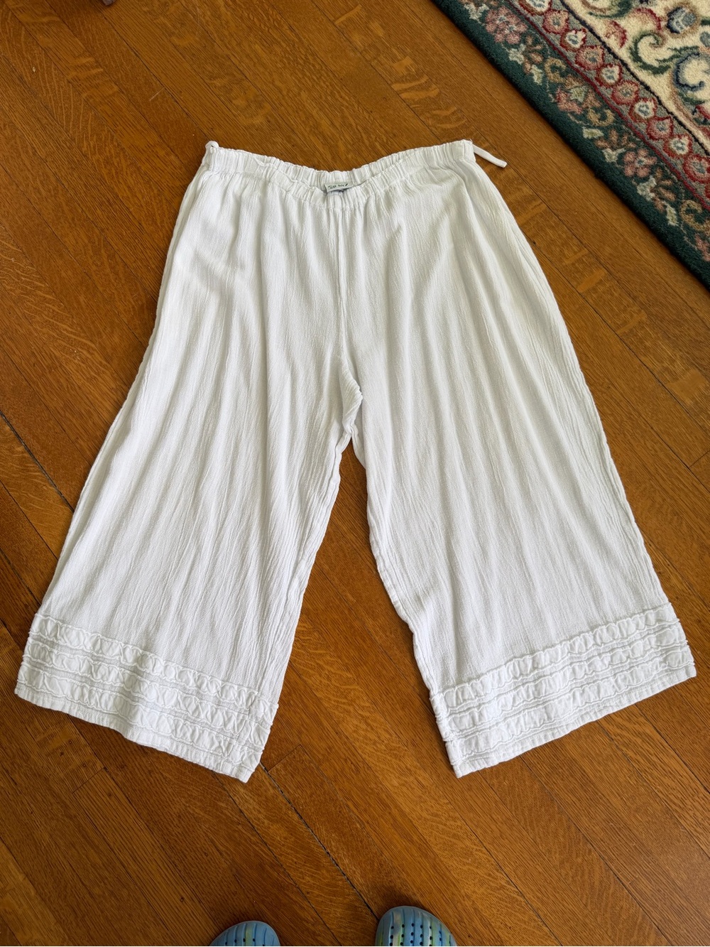 Women’s White Cotton Gauze Crop pants by Oh My Gauze!